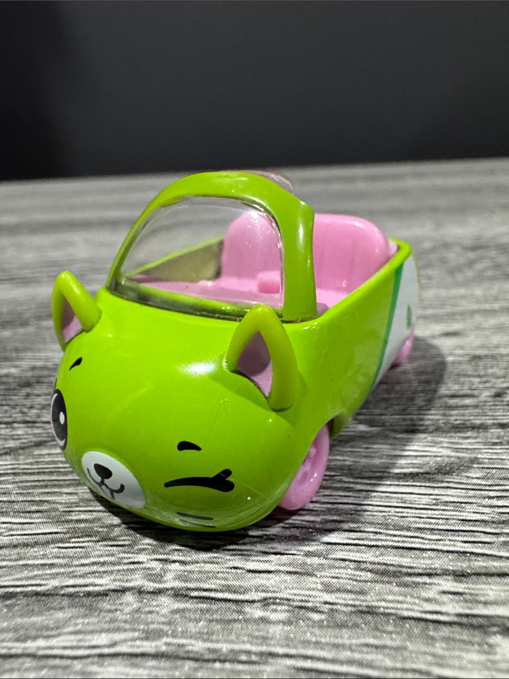 Shopkins | Cutie Cars #8: Peely Apple Wheels - Mini Die-Cast Metal Car